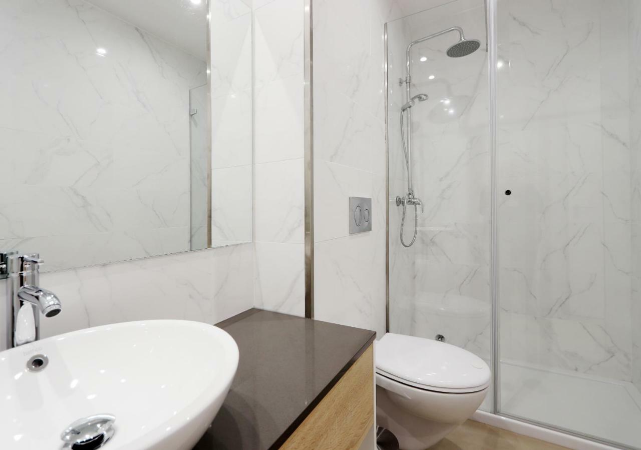 HM - Living Batalha Square 2 Apartment Porto Bagian luar foto